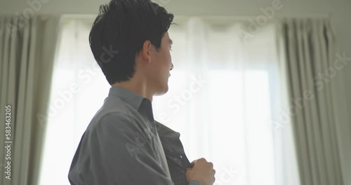 シャツを羽織る若い男性