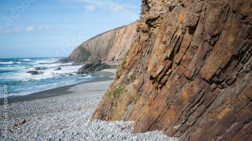 Pared rocosa en playa de Asturias