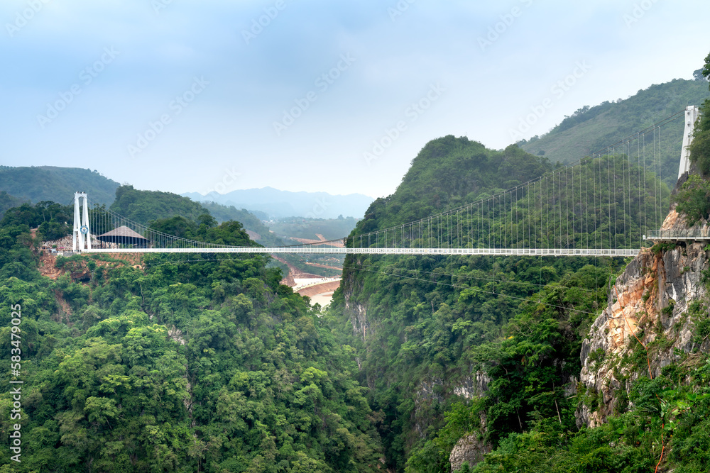 See Bach Long glass bridge in Moc Chau district, Son La province, Vietnam with a total length of 632 m, this is the longest pedestrian glass bridge in the world