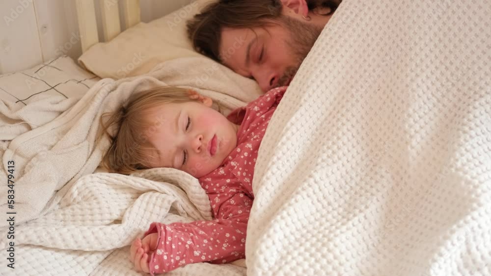 Vidéo Stock Father and his little daughter toddler girl sleeping together. Healthy sleep. Happy