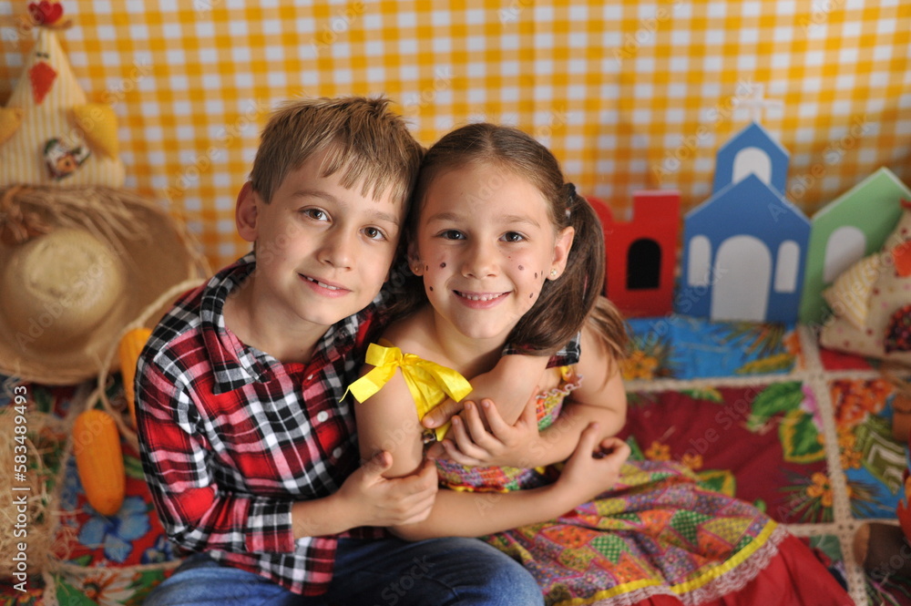Obraz premium crianças felizes feriado caipira festa junina