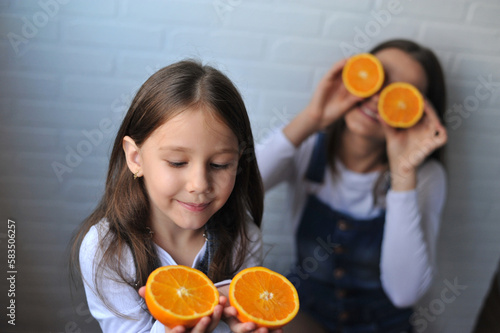 mãe e filha com laranjas, conceito de alimentação natural e saudavel  photo