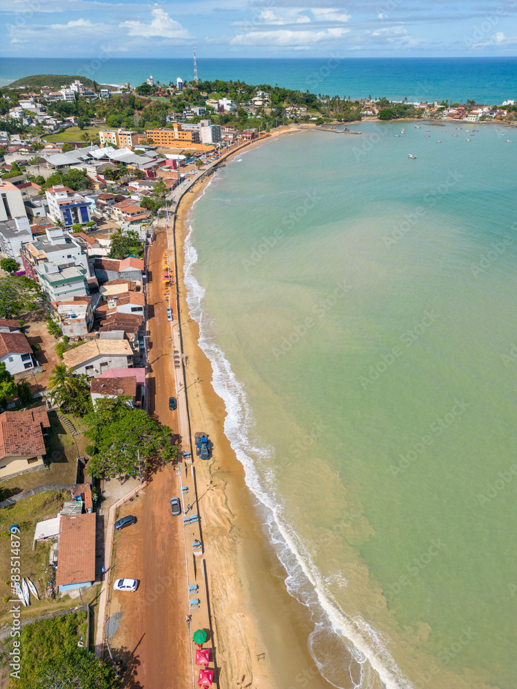 Imagem aérea de obras de engorda da faixa de areia da Praia de Meaípe no litoral do Espírito Santo. Obra de de dragagem e infraestrutura turística na cidade de Guarapari.