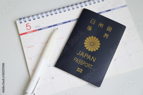 カレンダーとポスポート 海外旅行イメージ
