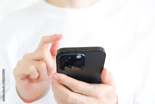 Wallpaper Mural スマートフォンを触る女性の手元 Torontodigital.ca