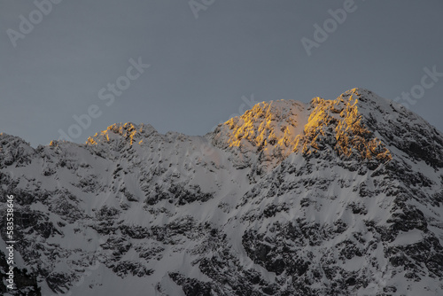 Wspaniałe widoki górskiego pejzażu na tle Polskich Tatr
Wschód słońca w górach obok górskich chatek photo