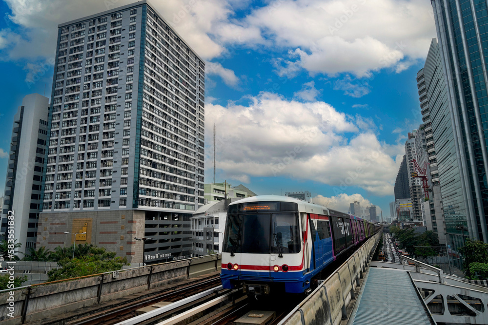 Naklejka premium skytrain over the traffic in the city centre in the city of Bangkok