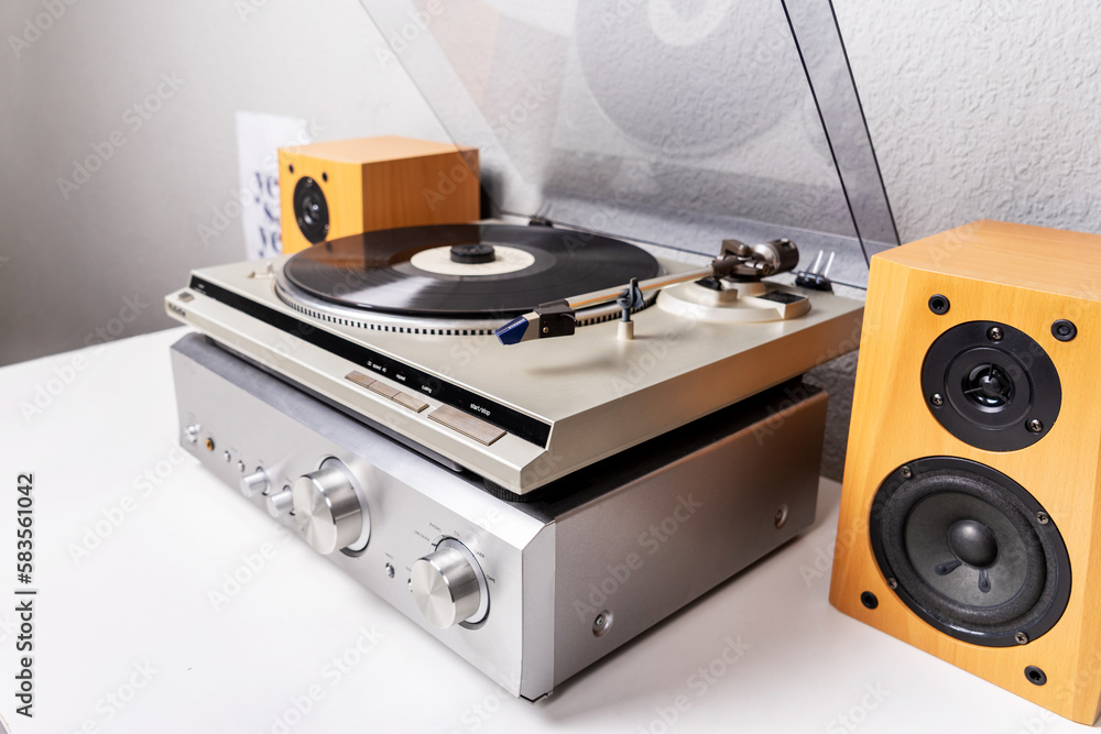 Obraz premium closeup view on vintage vinyl player and amplifier