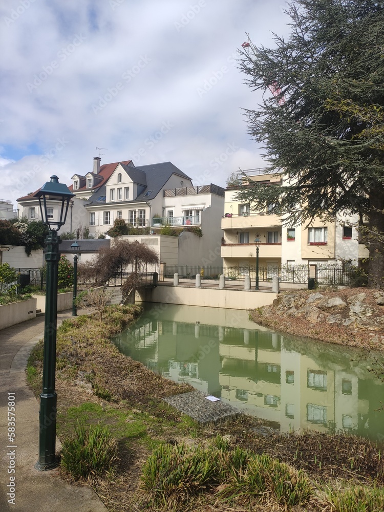 Foto de Zone de résidence moderne ou de logement neuf, avec un style