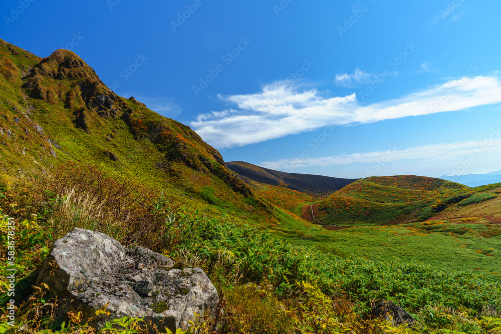 Fototapeta premium 秋田駒ケ岳登山 絶景の紅葉のムーミン谷