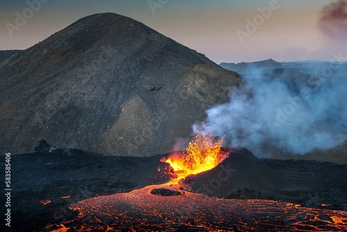 Fotografia Landscape an erupting Fagradalsfjall volcano in Iceland