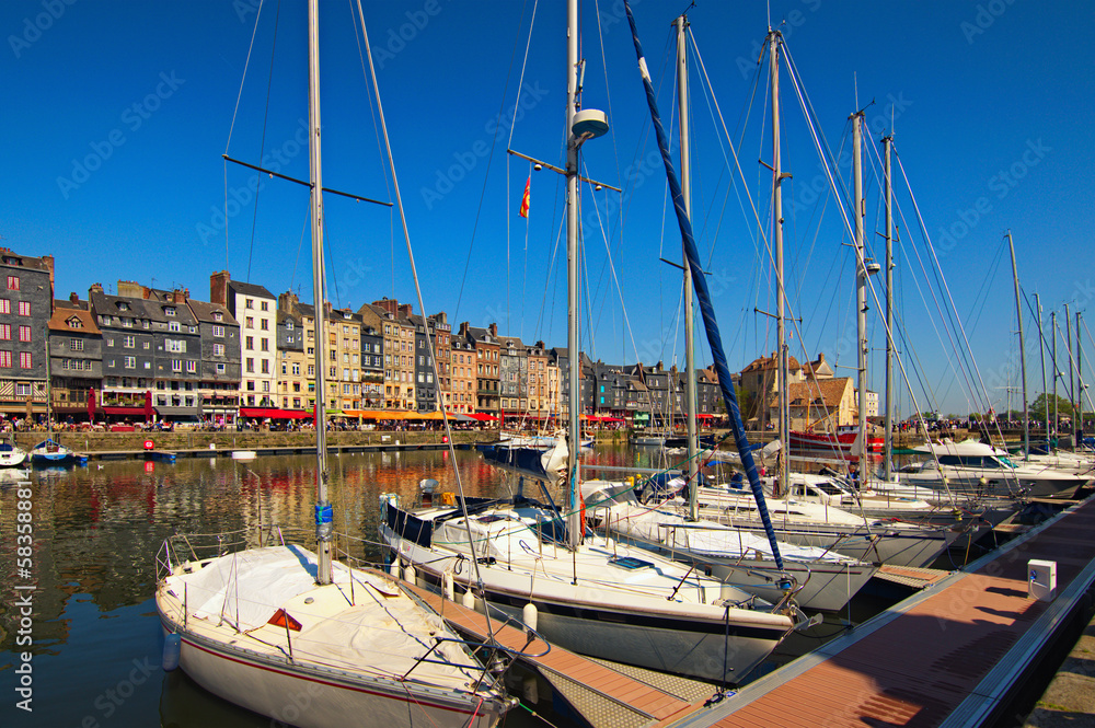 Foto de Picturesque landscape view of vintage harbour at the ancient