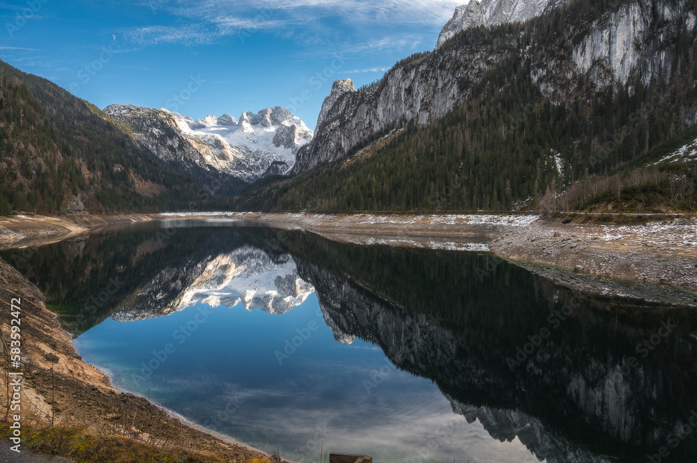Naklejka premium Panorama jeziora Gosausee w alpach Salzburgzkich. 