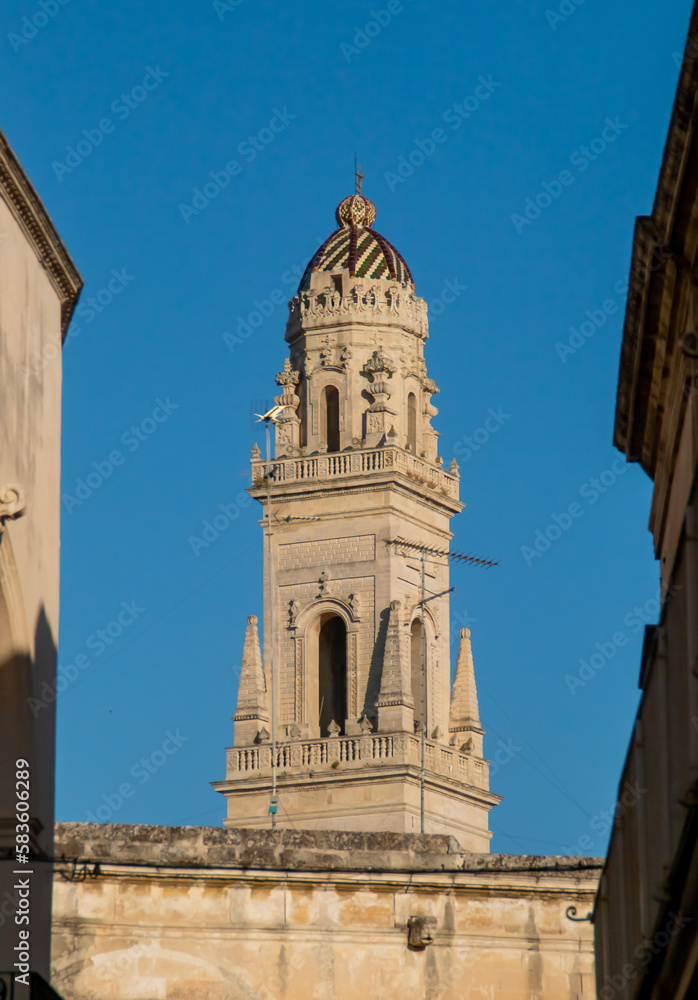 Campanario de la catedral de Lecce, Italia, en la plaza del mismo nombre desde la calle Dasumno. Construido entre 1659 y 1670 por Giuseppe Zimbalo, con cinco pisos y una altura total de 70 m.