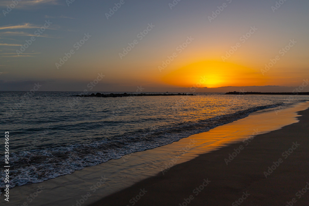 Sonnenuntergang am Playa del Duque mit Blick nach La Gomera in W