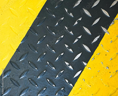 Fondo con detalle y textura de superficie metalica con degradado de uso y pintura en tonos negro y amarilo photo