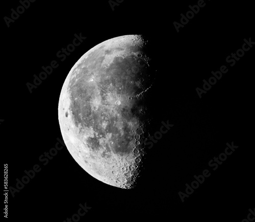 Fotografie The waning gibbous moon glows softly in the night sky, its gentle radiance casting a peaceful ambiance