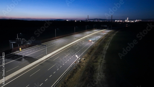 Canvas Print empty highway at night with modern street lights