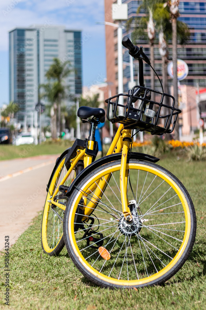 Bicicleta amarela, comunitária, na avenida Norte-Sul, Campinas, São Paulo, Brasil