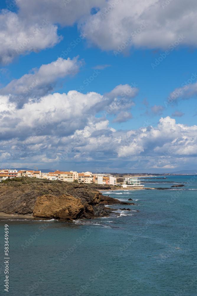 Méditerranée et quartier des falaises du Cap d'Agde depuis les falaises volcaniques aux couleurs caractéristiques