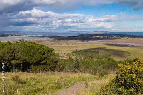 Vue sur la Réserve Naturelle du Bagnas et, au loin, sur le Mont Saint-Clair, par un temps nuageux depuis le Mont Saint-Loup à Agde