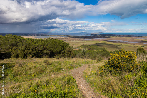 Vue sur la Réserve Naturelle du Bagnas et, au loin, sur le Mont Saint-Clair, par un temps nuageux depuis le Mont Saint-Loup à Agde