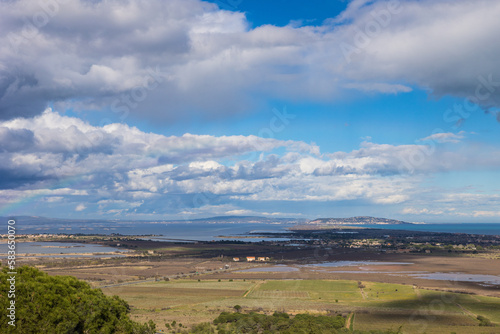 Vue sur la R  serve Naturelle du Bagnas et  au loin  sur le Mont Saint-Clair  par un temps nuageux depuis le Mont Saint-Loup    Agde