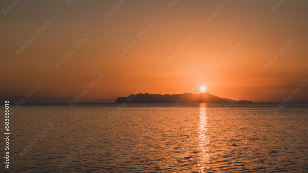 Coucher de soleil orange sur une ile