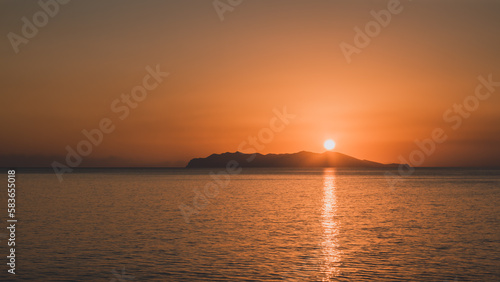 Coucher de soleil orange sur une ile © Magelan
