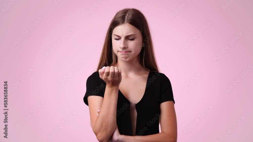 4k video of a woman thinking about something over pink background.
