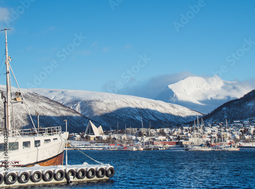Blick auf die Eismeerkathedrale, Hafen Tromsø