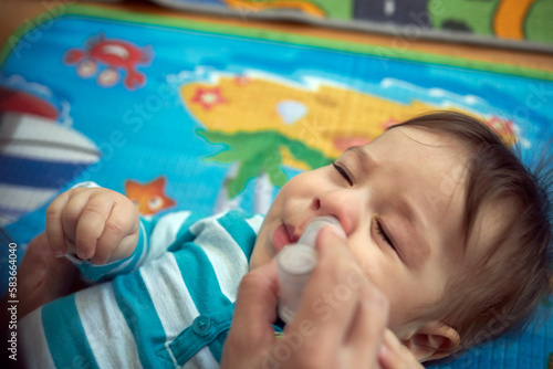 Obraz na płótnie Mother nasal washing cleaning baby nose by salt water w salonie
