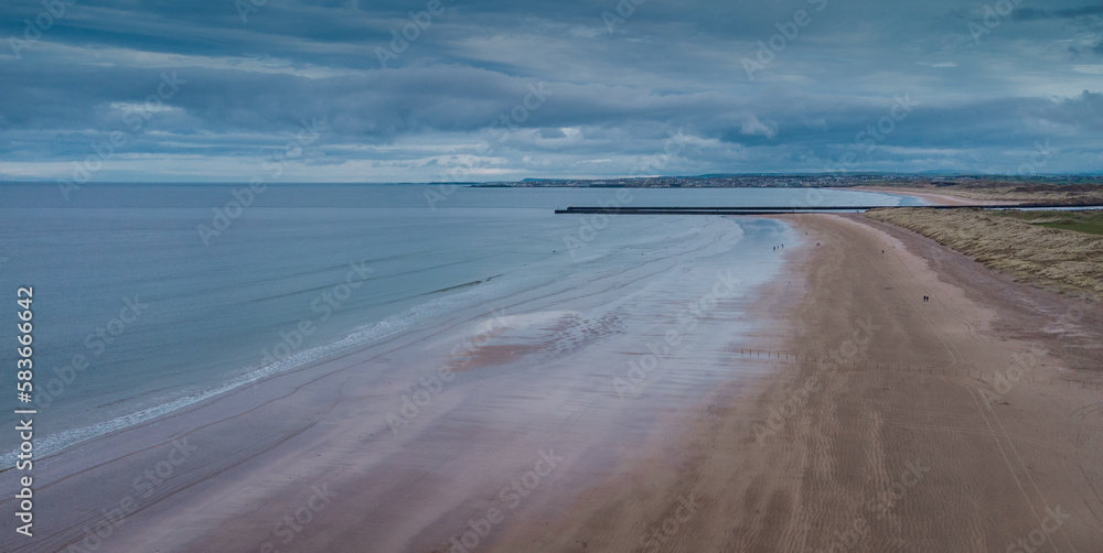 Φωτογραφία Aerial drone picturesque panorama of sandy beach at Castlerock, Northern Ireland on cloudy spring day