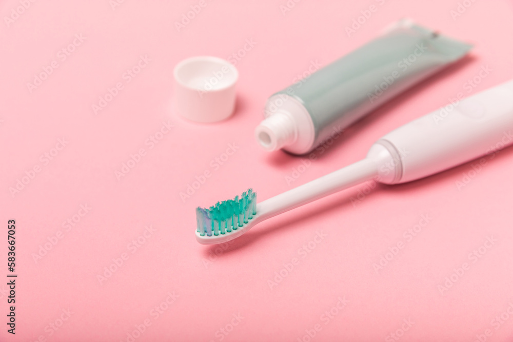 Smart electric toothbrush and toothpaste.Modern technologies for health. Healthy teeth. Dentistry concept. Charged via powerbank and controlled by an app on a smartphone. Oral hygiene. Smart electric toothbrush and toothpaste.Modern technologies for health. Healthy teeth. Dentistry concept. Charged via powerbank and controlled by an app on a smartphone. Oral hygiene.