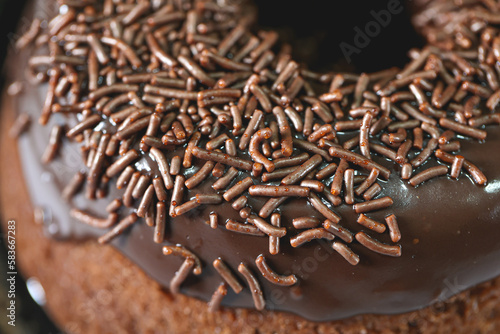 Um bolo de chocolate com cobertura de chocolate e decorado com chocolate granulado em fotografia macro. Bolo brigadeiro. Comida brasileira, comida doce, sobremsa.	 photo
