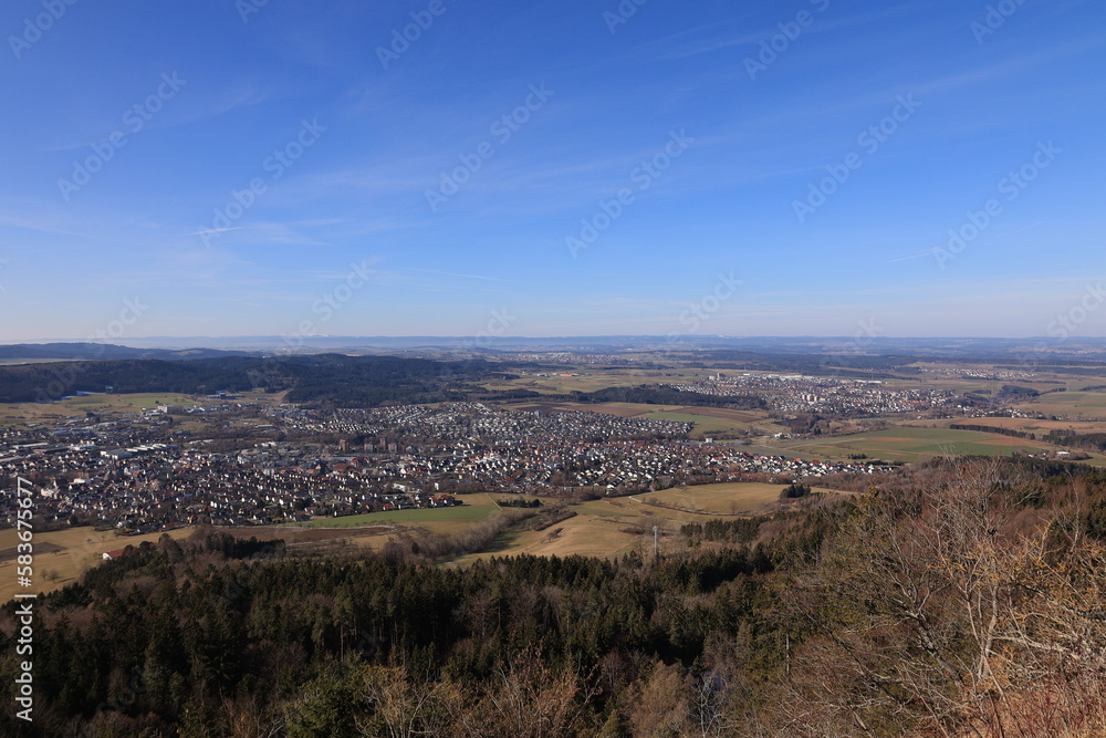 Blick vom Dreifaltigkeitsberg auf die Stadt Spaichingen und die Schwäbische Alb	