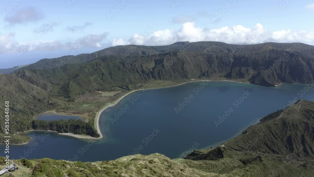 Vidéo Stock hikers on miradouro do pico da barrosa overlooking lagoa do