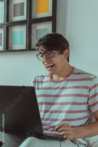 celebración frente al computador 