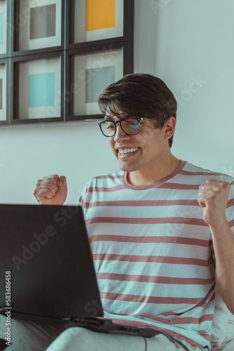 celebración frente al computador 