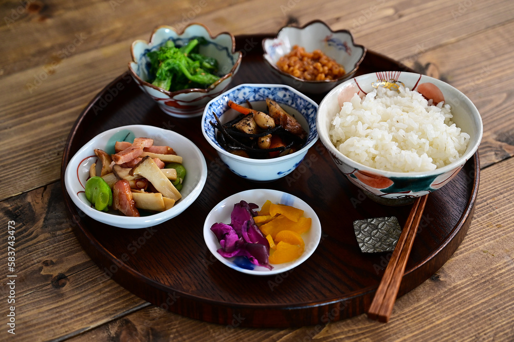 ひじきの煮物と小皿 ひじきの煮物と小皿