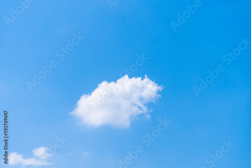 青空と白い雲のタイムラプス 4K UHD