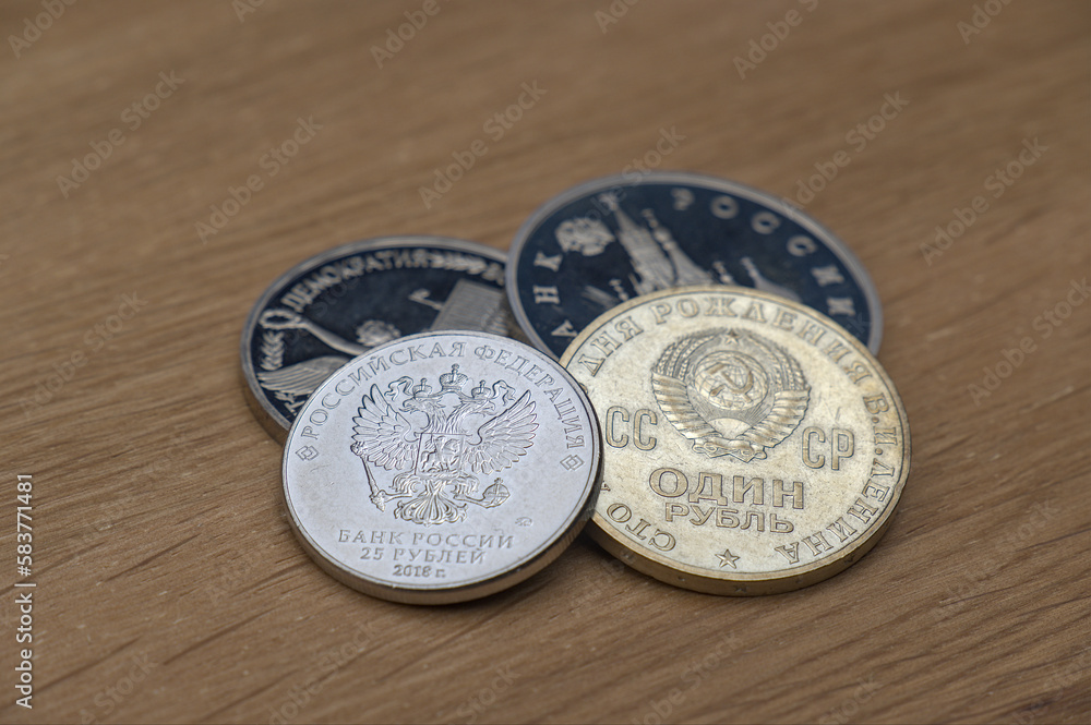 Rubel, russische / sowjetische Münzen auf auf hölzernem Hintergrund (Nahaufnahme / Details) Rubel, russische / sowjetische Münzen auf auf hölzernem Hintergrund (Nahaufnahme / Details)
