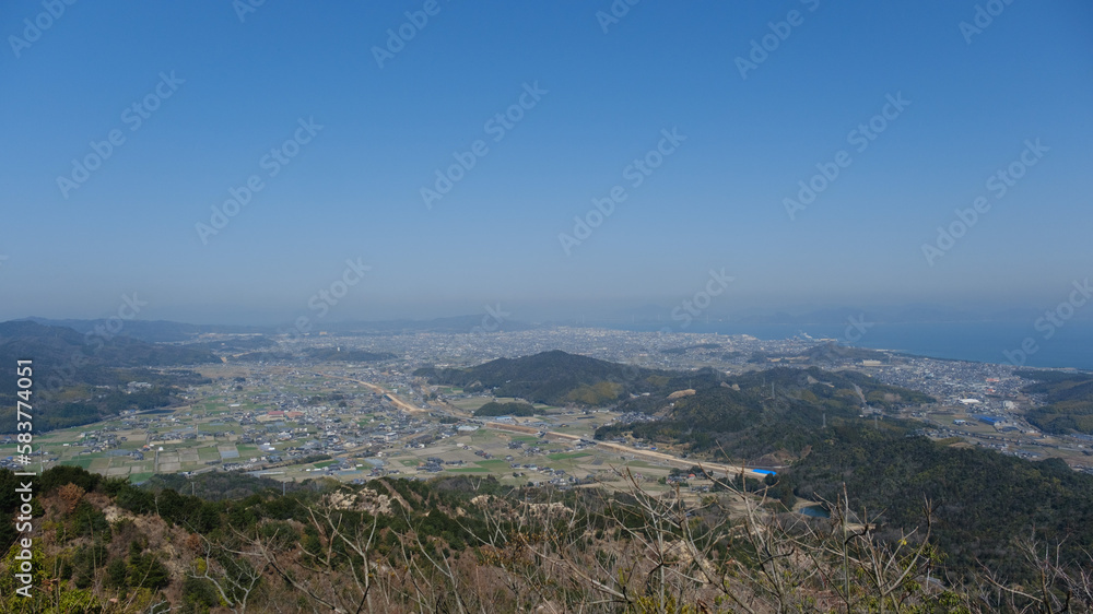 日本の瀬戸内海にある世田山山頂から見た瀬戸内海と街の風景