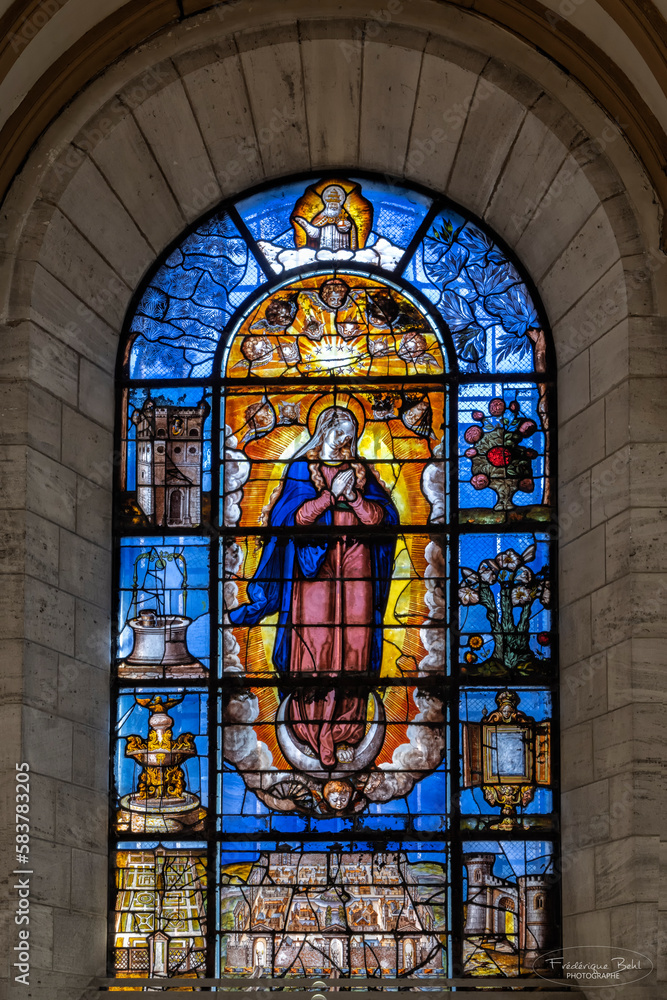 Le vitrail de la Vierge Immaculée de Linard Gonthier qui date du début du XVIIe siècle qui est dans la cathédrale de Troyes.