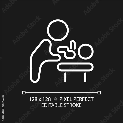 Baby changing room pixel perfect white linear icon for dark theme. Diaper table in public restroom. Convenience. Thin line illustration. Isolated symbol for night mode. Editable stroke