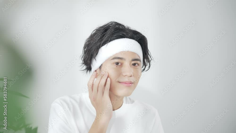 お肌を手入れする男性　スキンケア　クレンジング