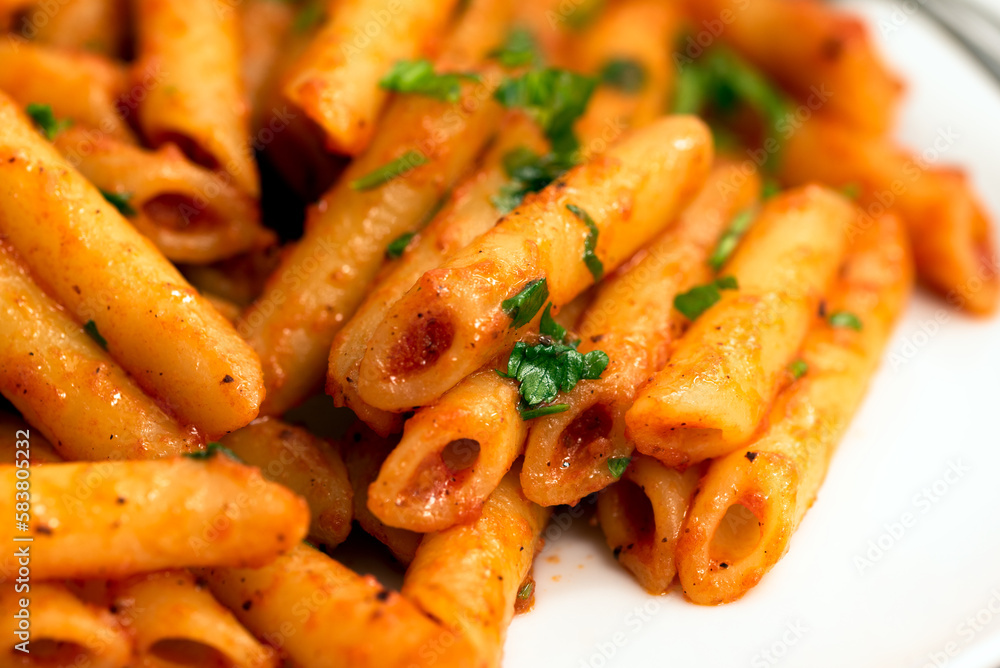 Primo piano di pasta con sugo piccante, cibo italiano Primo piano di pasta con sugo piccante, cibo italiano