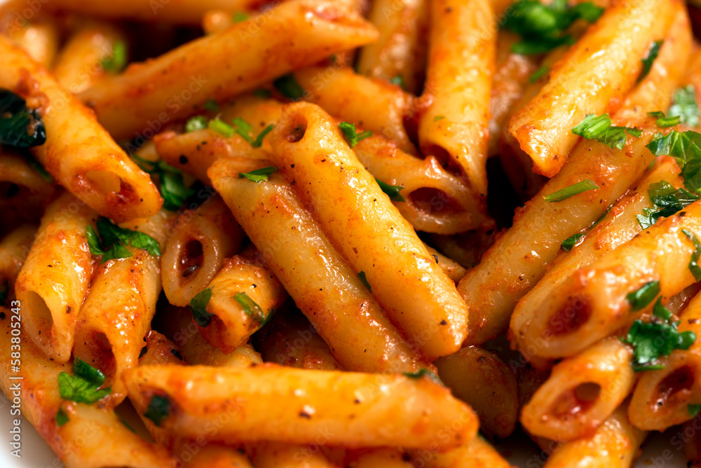 Primo piano di pasta con sugo piccante, cibo italiano Primo piano di pasta con sugo piccante, cibo italiano
