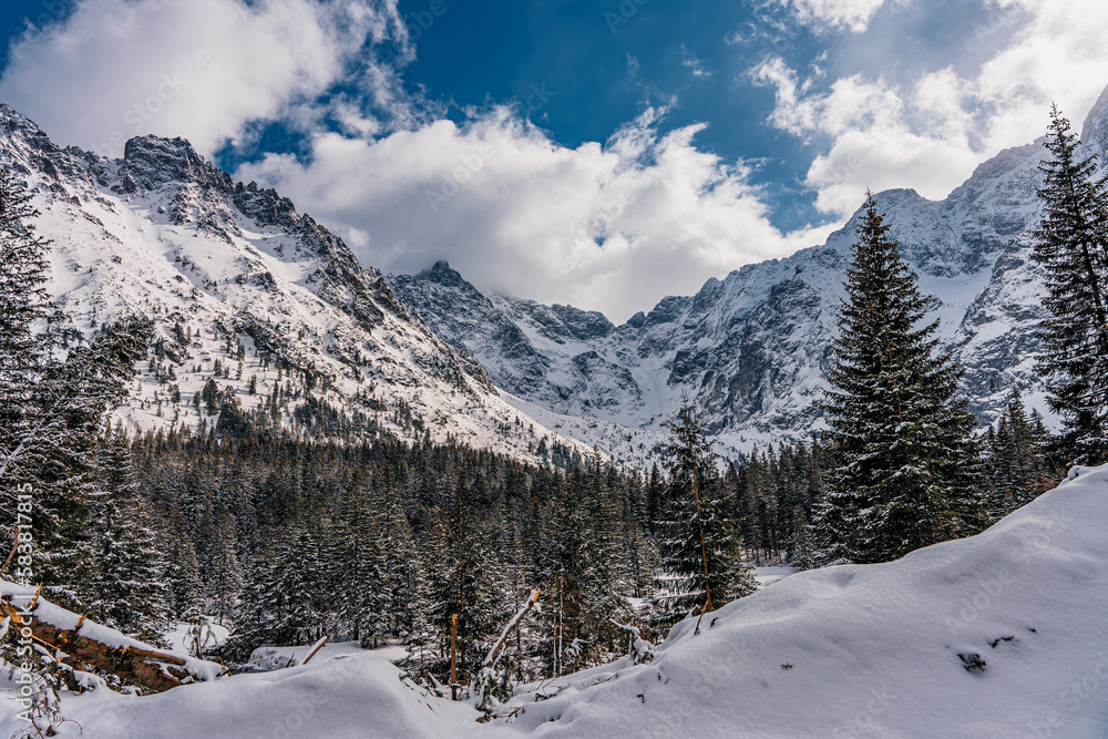 Góry, Tatry Wysokie w rejonie Morskiego Oka zimą w Polsce