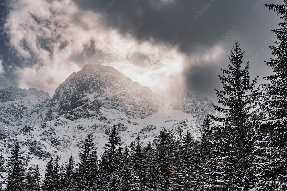 Góry, Tatry Wysokie w rejonie Morskiego Oka zimą w Polsce
